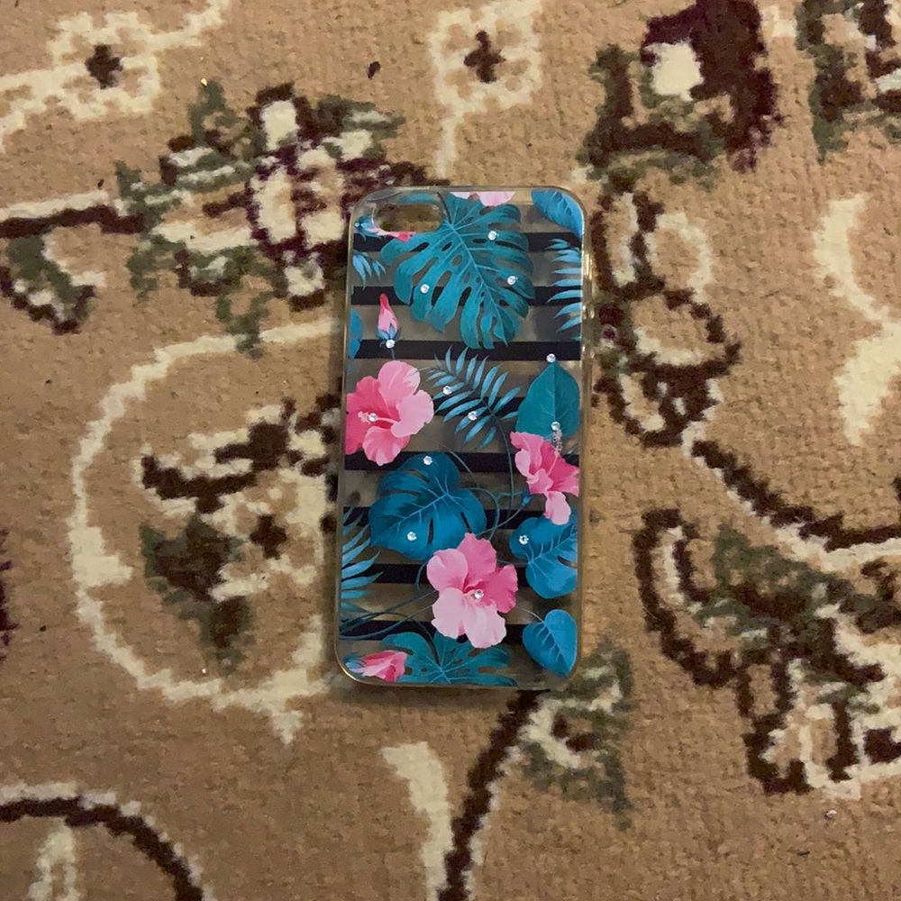 iPhone SE case with swarvowski diamonds on it
